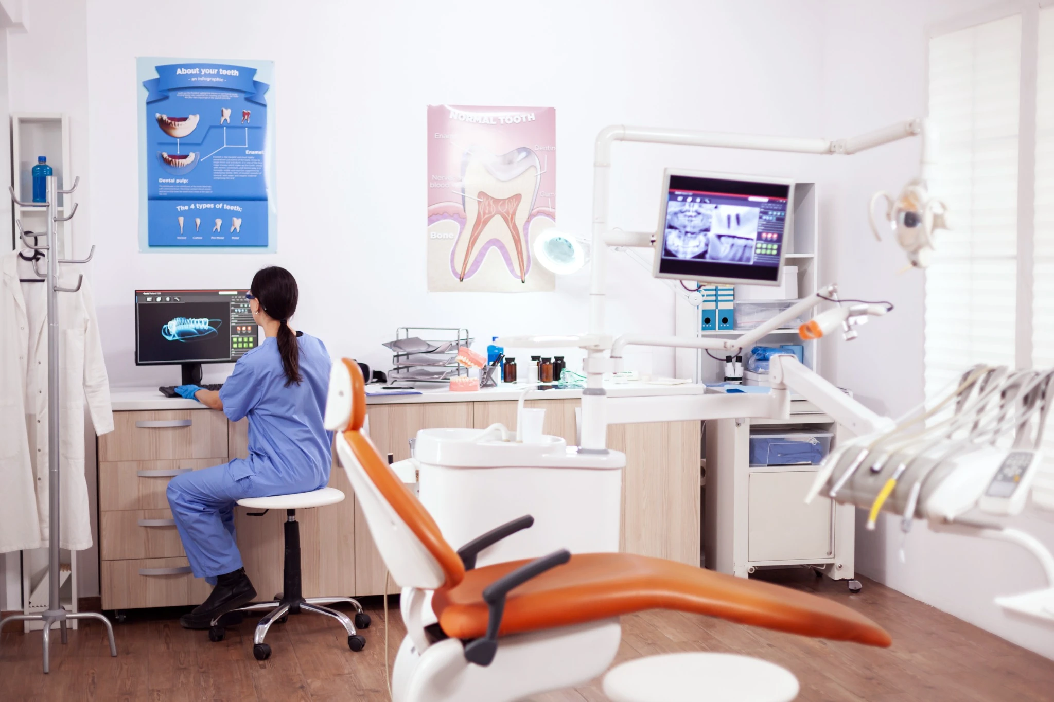 Blog 21 Dental office with digital smile design software on screen, showcasing modern cosmetic dentistry in Fresno